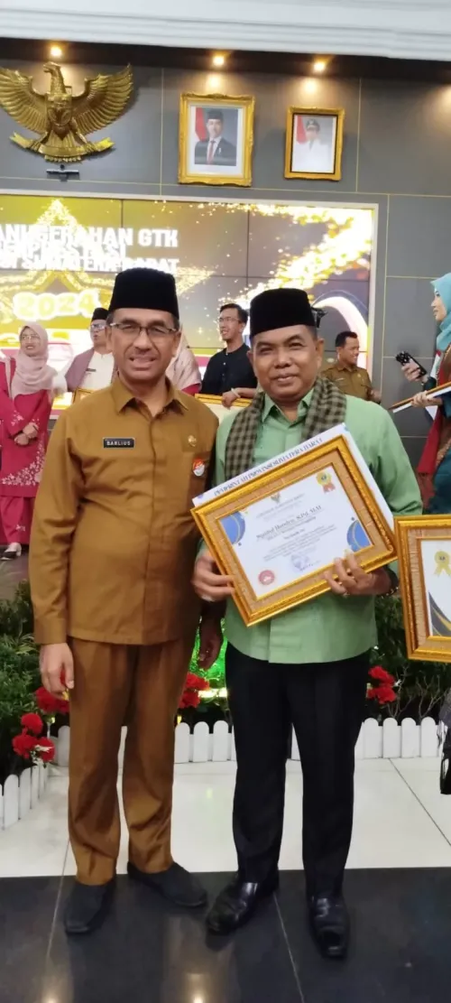 Kepsek SMAN 1 Sungai Geringging Meraih Penghargaan di Jenjang Provinsi