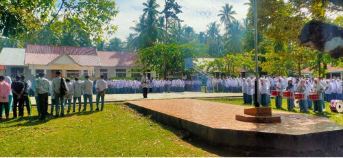 Pelaksanaan Upacara Bendera Memperingati Hari guru 2021