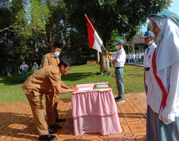 Pelaksanaan Upacara Bendera dan Pelantikan MPK SMA