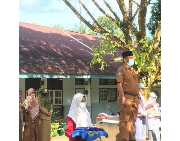 Pelaksanaan Upacara Bendera dan Pelantikan MPK SMA