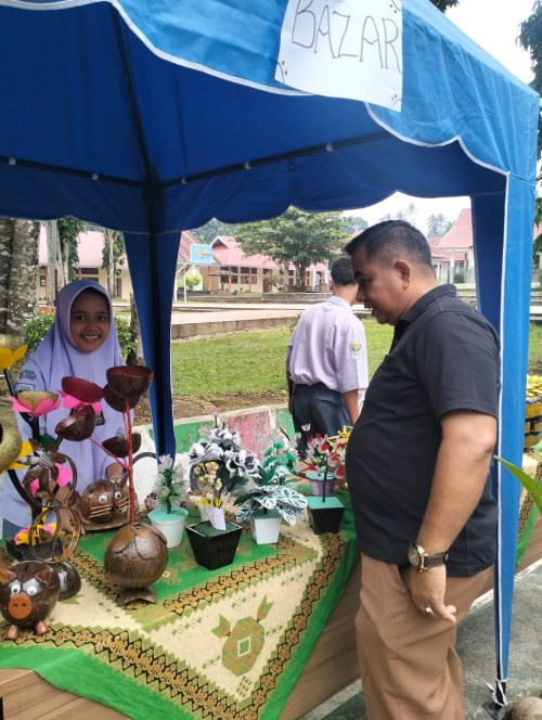 KEGIATAN BAZAR KOLABORASI HASIL KARYA SISWA SMAN 1 SUNGAI GERINGGING