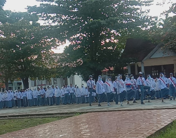 Pelaksanaan Upacara Bendera dan Pelantikan MPK SMA