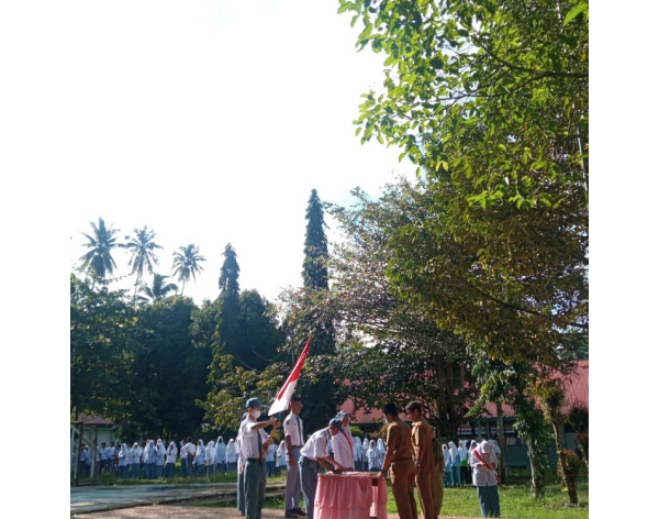Pelaksanaan Upacara Bendera dan Pelantikan MPK SMA