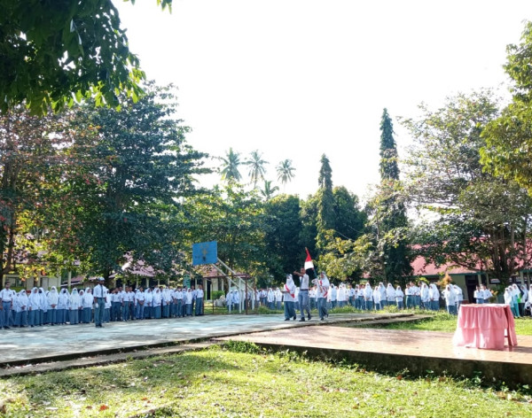 Pelaksanaan Upacara Bendera dan Pelantikan MPK SMA